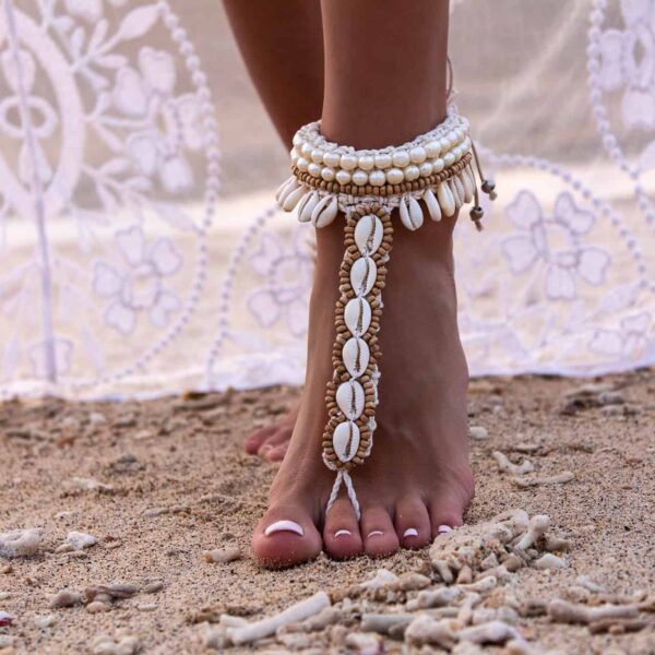 Bransoletka na plażę z muszelek kauri biała