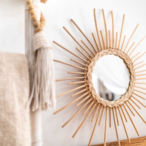 Lustro z rattanu w kształcie słońca