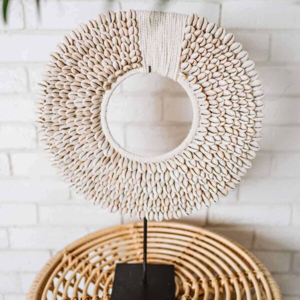 duża ozdoba z muszelek kauri