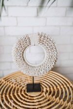 okrągła ozdoba z muszelek kauri