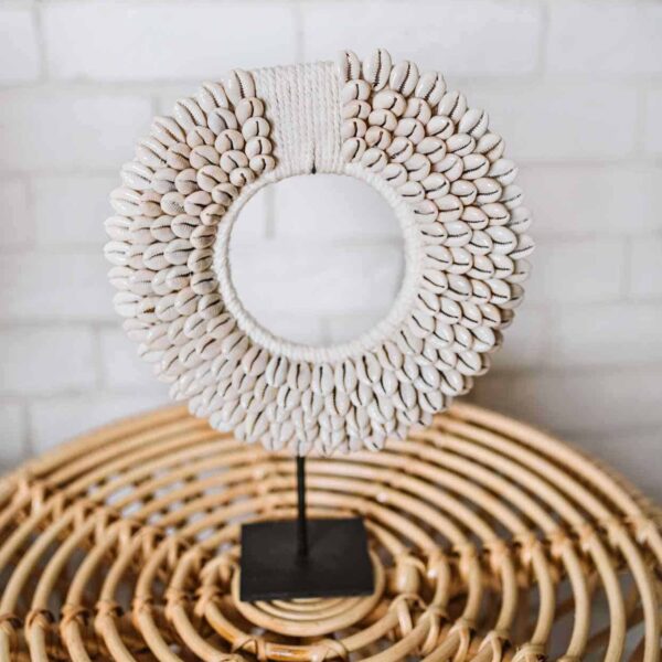 okrągła ozdoba z muszelek kauri