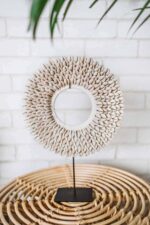 ozdoba okrągła z muszelek kauri