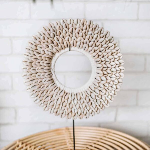 ozdoba okrągła z muszelek kauri