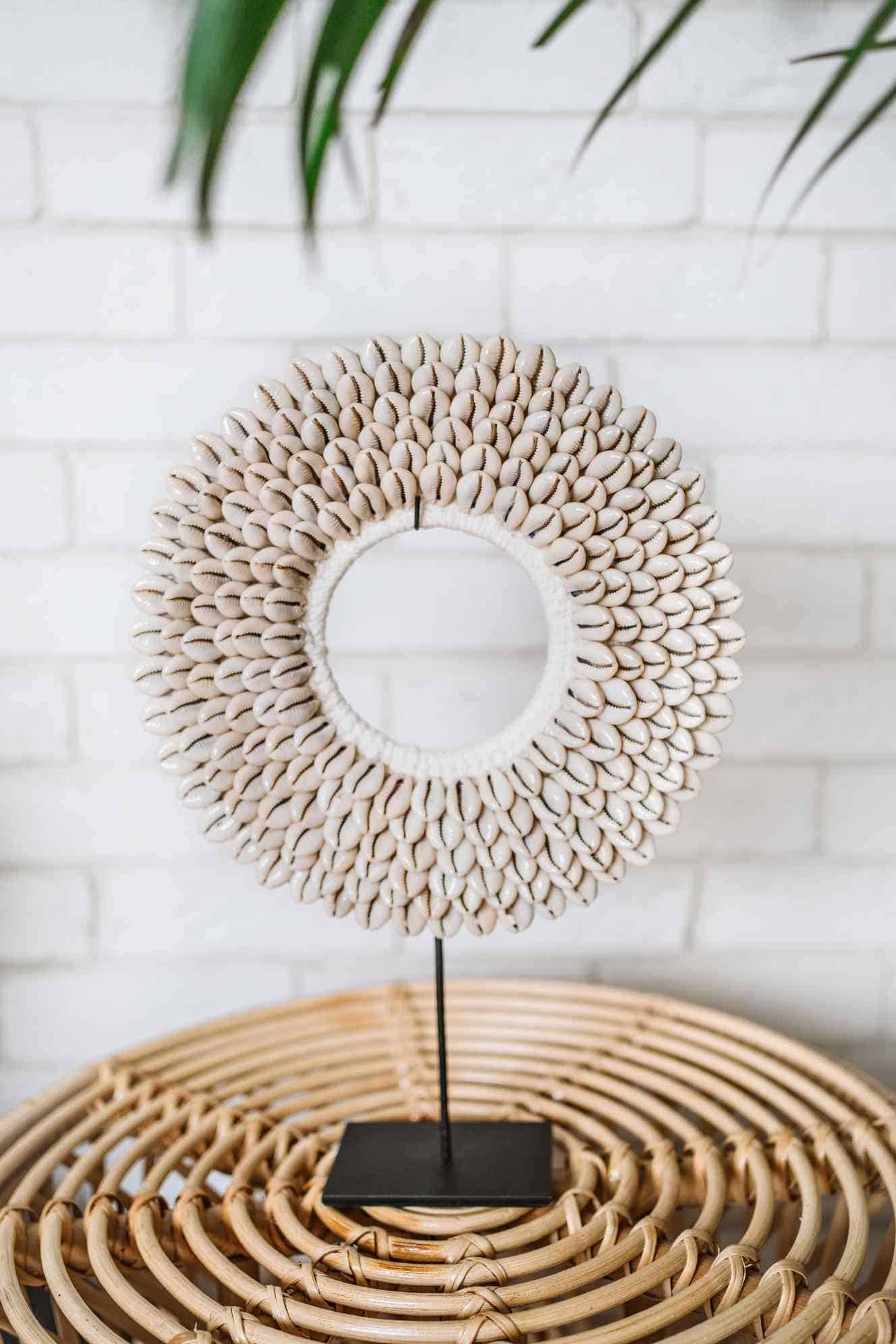 ozdoba-z-muszelek-kauri ozdoba okrągła z muszelek kauri