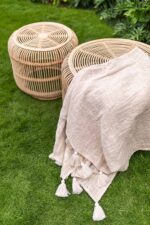 Rattanowy stolik kawowy w stylu boho