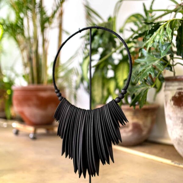 Drewniana ozdoba do salonu w stylu boho