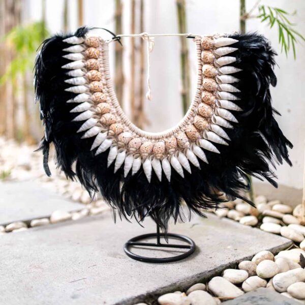 Ozdoba handmade z piór i muszli wykonana na Bali