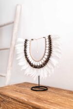 Biała ozdoba z muszli kauri i piór