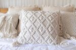Biała kwadratowa poszewka na poduszkę pleciona na Bali ręcznie