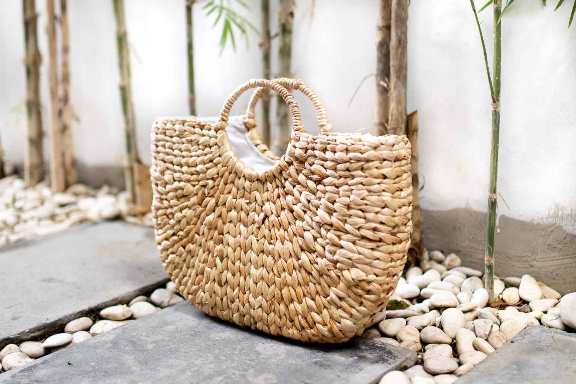 pleciona-torebka-koszyk-na-plaze Ręcznie robiona torebka koszyk na lato