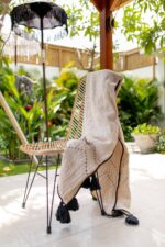 ciepły naturalny koc pleciony z surowej bawełny z bali