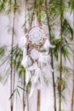 piękny ręcznie wyplatany łapacz snów do sypialni