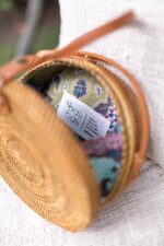 dziewczęca okrągła torebka wiklinowa z rattanu handmade na Bali