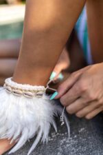 bransoletka na nogę z muszelek i piór w stylu boho