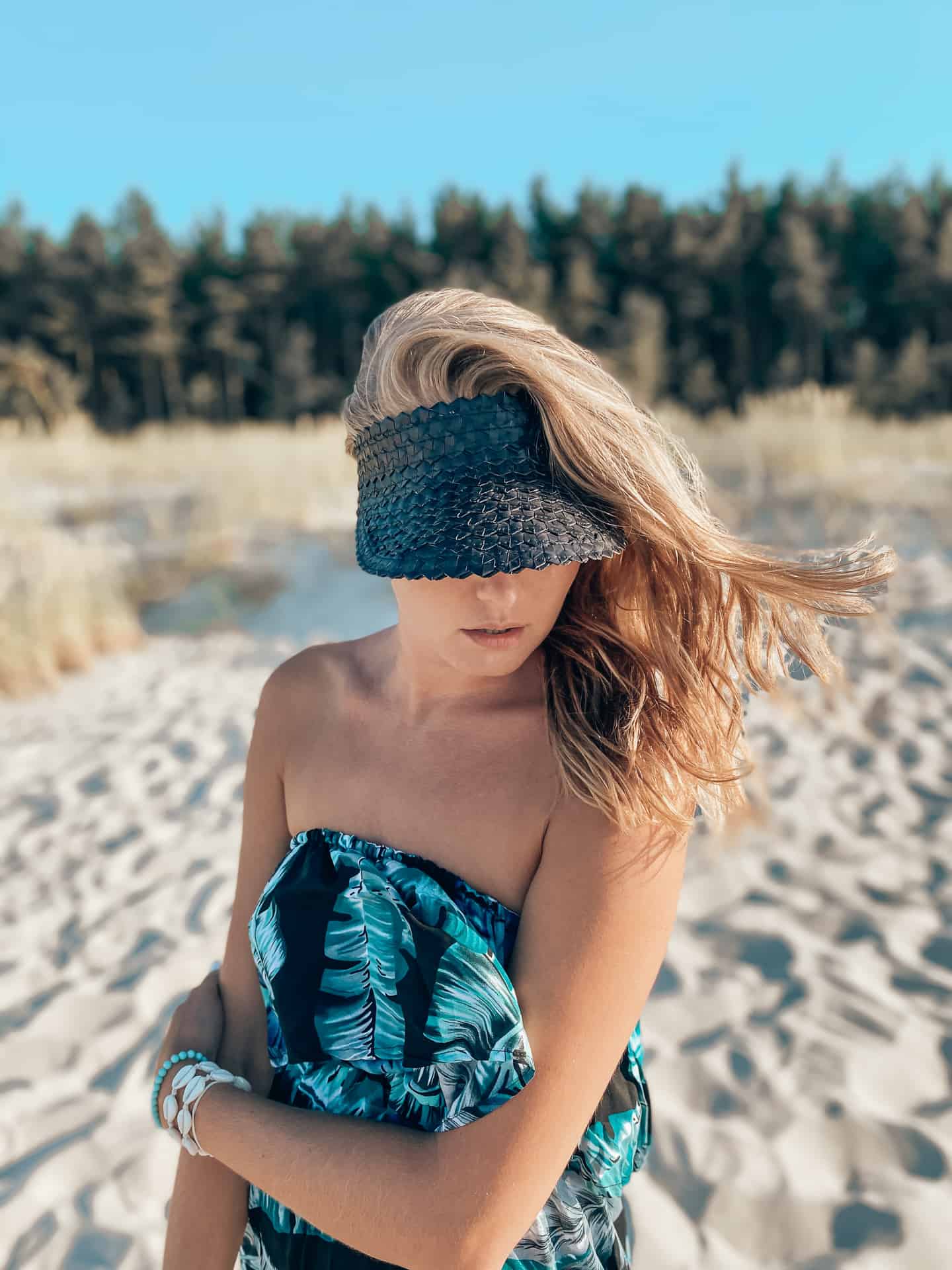 daszek-przeciwsloneczny-slomiany-slomkowy sukienka plażowa boho daszek słomkowy