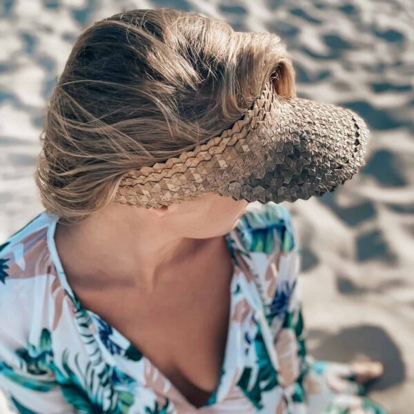 brązowy daszek słomkowy przeciwsłoneczny