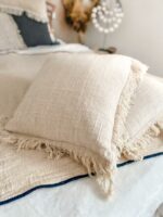 Poszewka z frędzlami makrama