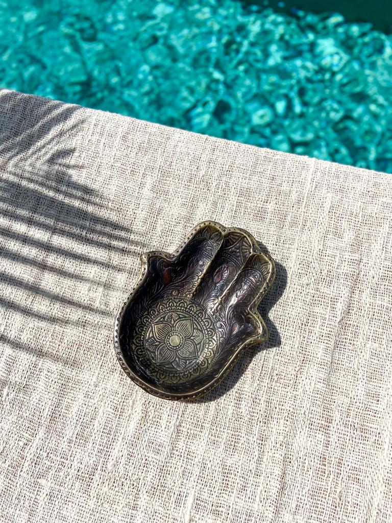 podstawka-na-kadzidlo podstawka ręka czarna