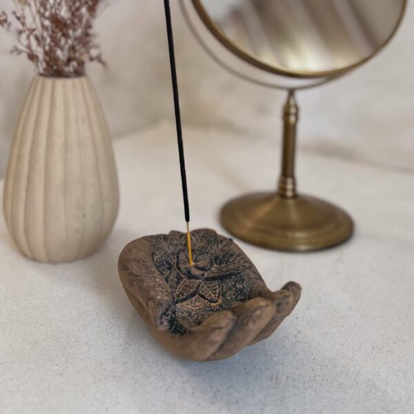 podkładka pod palo santo w kształcie ręki