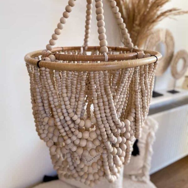 żyrandol z drewnianych koralików boho