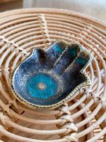 podstawka w kształcie ręki mosiężna