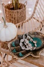 podstawka mosiężna w kształcie dłoni