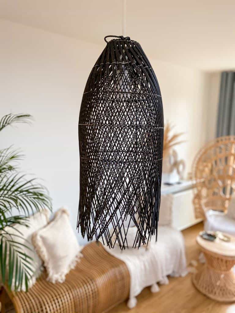 czarna-lampa-rattanowa-klosz czarny klosz rattanowy abażur