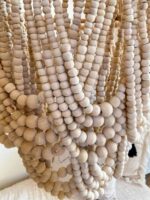 żyrandol z drewnianych koralików