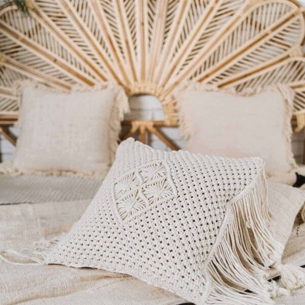 poduszka makrama z frędzlami z Bali