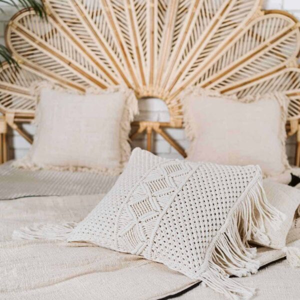 poduszka pleciona ze sznurka makrama