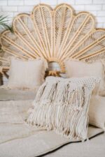 poduszka z frędzlami z makramy