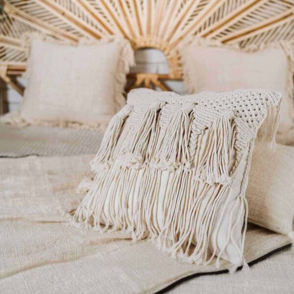 poduszka z frędzlami z makramy