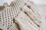 poszewka z pomponami boho macrame
