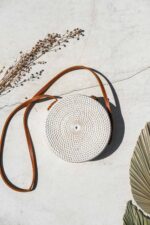 torebka damska okrągła biała rattanowa