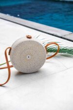 biała torebka rattanowa