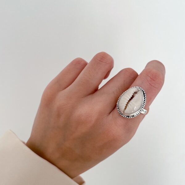 pierścionek z muszlą kauri