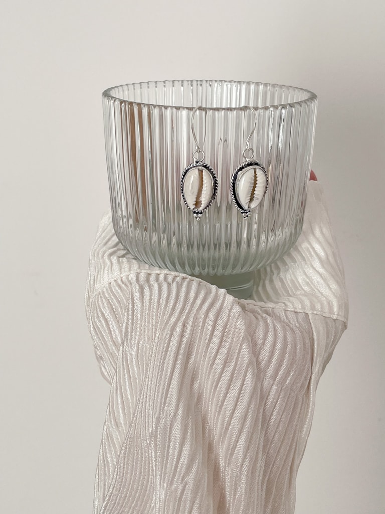 kolczyki-z-muszelek Boho Earrings with Kauri Shells – Ocean-Inspired Drops - Image 1