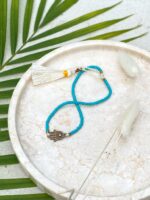 niebieska bransoletka na nogę