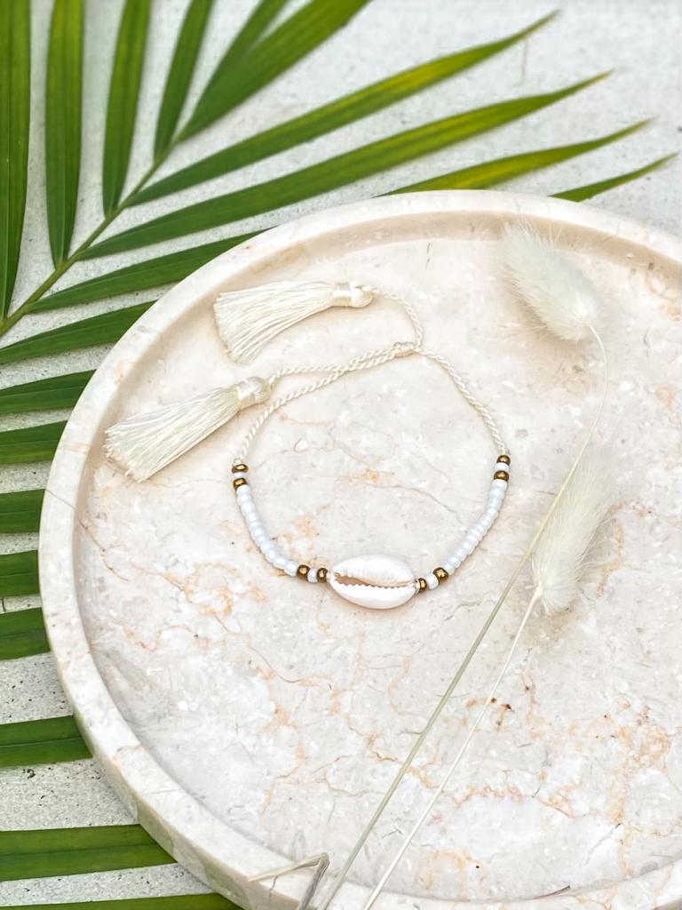 bransoletka-z-muszla-kauri bransoletka na nogę z frędzlami boho