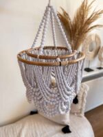 biały żyrandol z koralikami