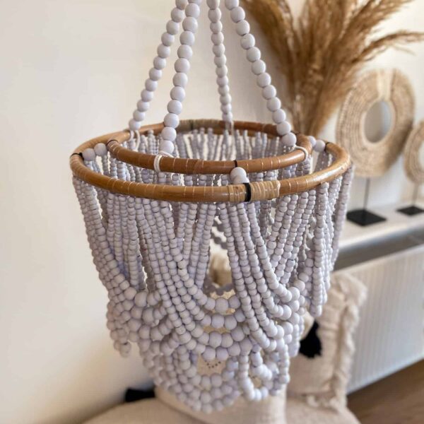 biały żyrandol z koralikami