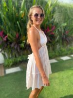 biała sukienka z frędzlami boho