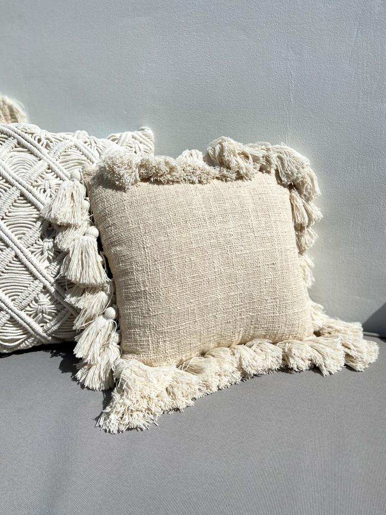 poszewka-z-pomponami poszewka z frędzlami boho