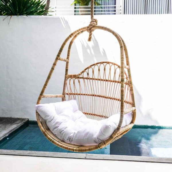 huśtawka rattanowa z bali