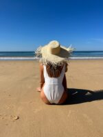 kapelusz słomkowy na plażę