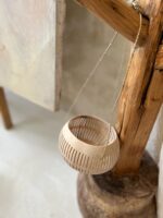 lampion zrobiony z kokosa