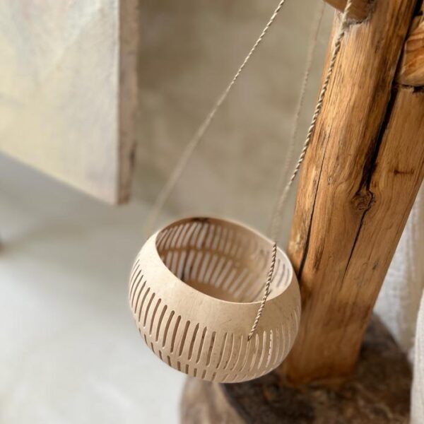 lampion zrobiony z kokosa