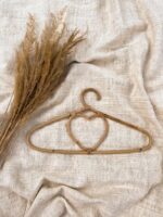 wieszak rattanowy w kształcie serca