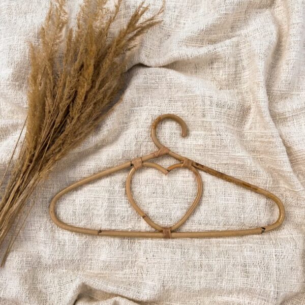 wieszak rattanowy w kształcie serca