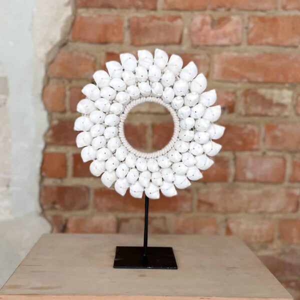 dekoracja stojąca z muszelek